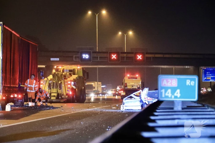 Enorme ravage na ongeval met vrachtwagen