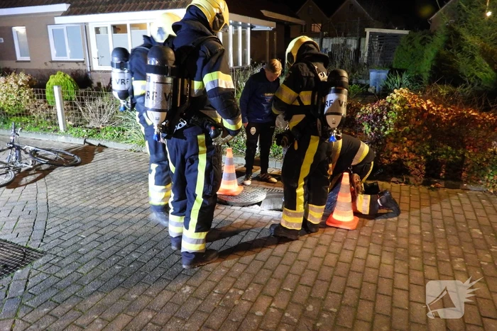 Brandweer spoelt riool na benzine lucht in meerdere woningen