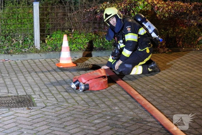 Brandweer spoelt riool na benzine lucht in meerdere woningen