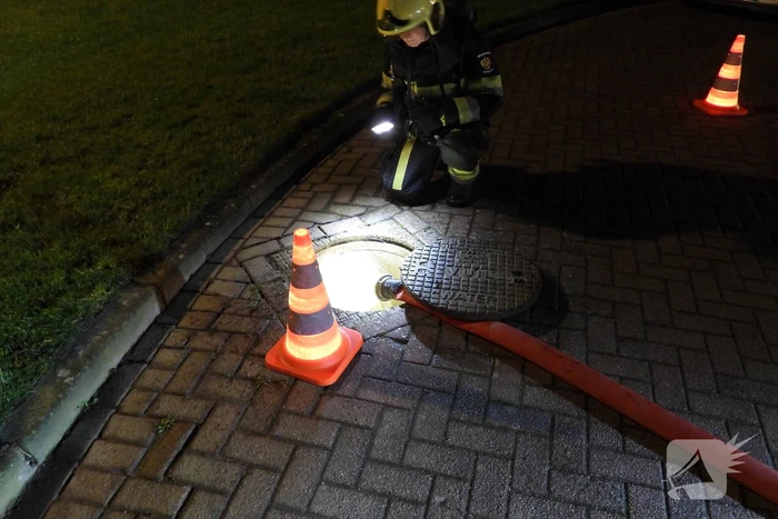 Brandweer spoelt riool na benzine lucht in meerdere woningen