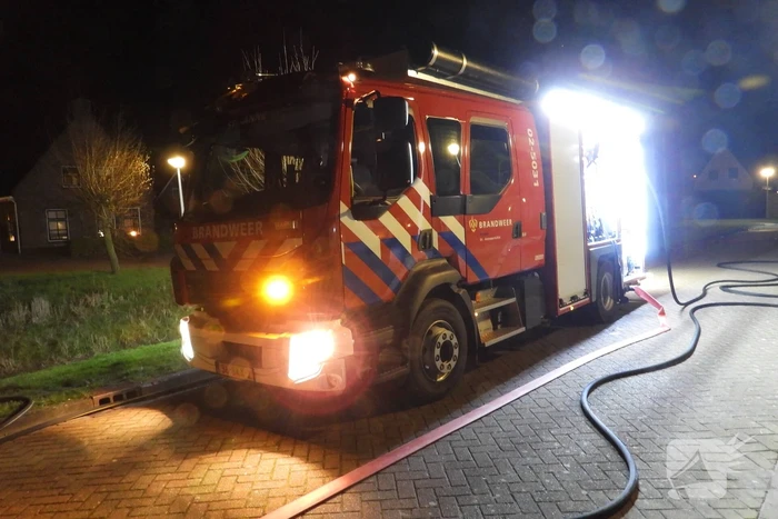 Brandweer spoelt riool na benzine lucht in meerdere woningen