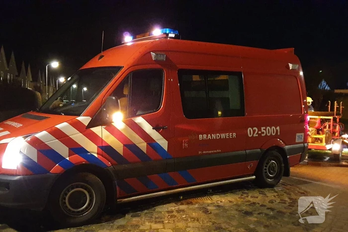 Brandweer spoelt riool na benzine lucht in meerdere woningen