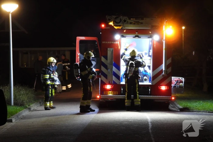 Brandweer spoelt riool na benzine lucht in meerdere woningen