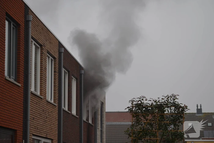 Dikke rookpluimen bij brand in woning