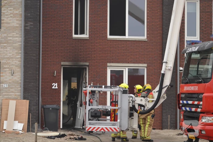 Dikke rookpluimen bij brand in woning