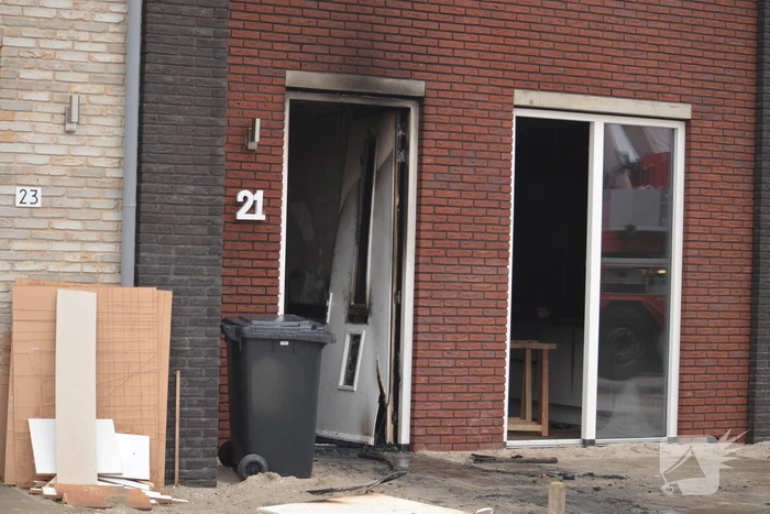 Dikke rookpluimen bij brand in woning