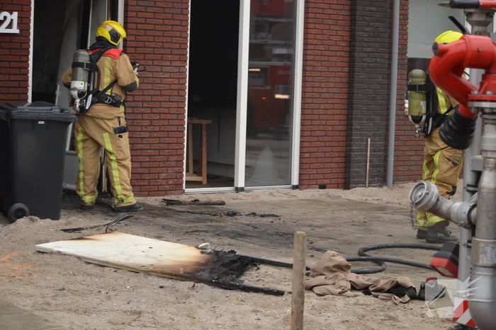 Dikke rookpluimen bij brand in woning