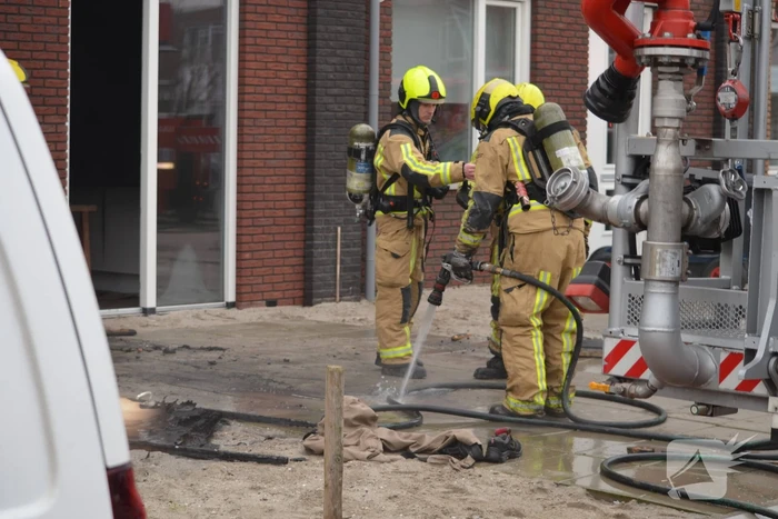 Dikke rookpluimen bij brand in woning