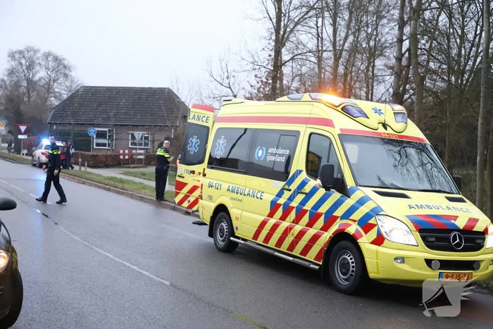 Vrouw met fiets komt hard ten val