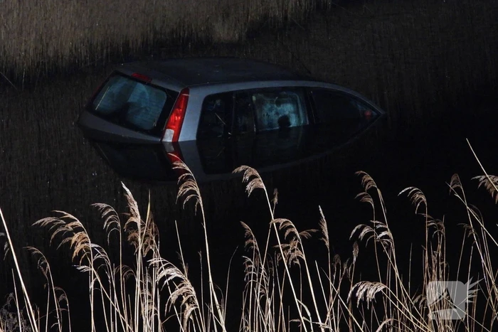 Personenauto belandt in sloot