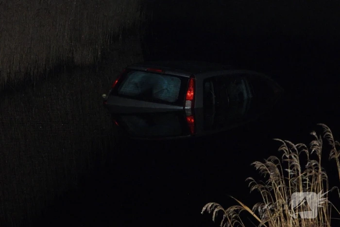 Personenauto belandt in sloot