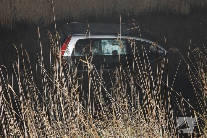 Personenauto belandt in sloot