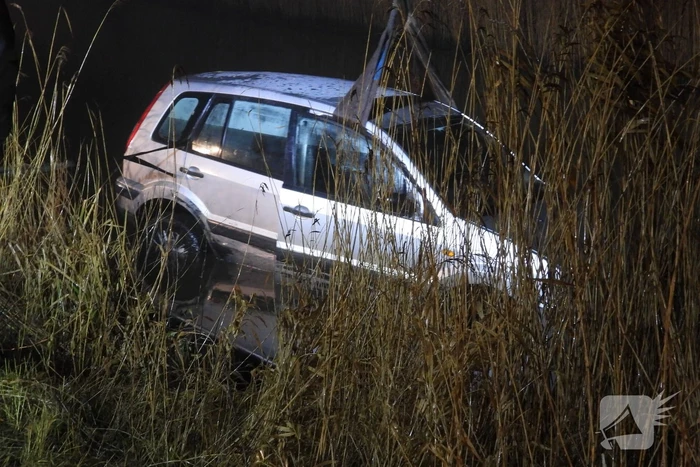 Personenauto belandt in sloot
