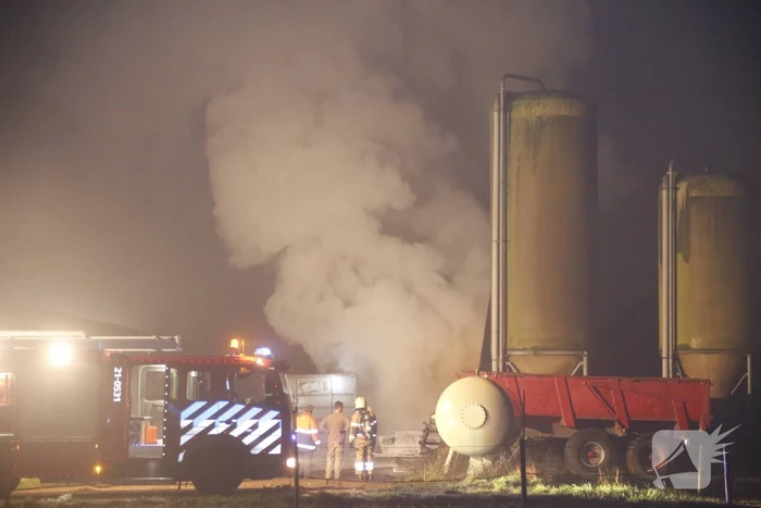Shovel vat vlam in lege schuur