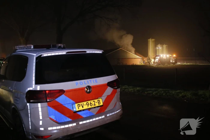 Shovel vat vlam in lege schuur