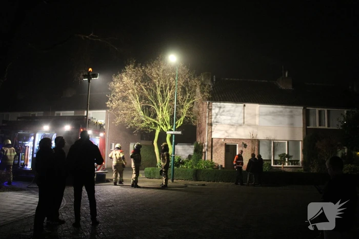 Brandweer veegt schoorsteen na brand