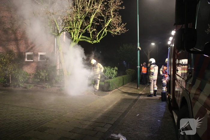 Brandweer veegt schoorsteen na brand