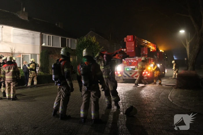 Brandweer veegt schoorsteen na brand