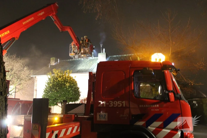Brandweer veegt schoorsteen na brand