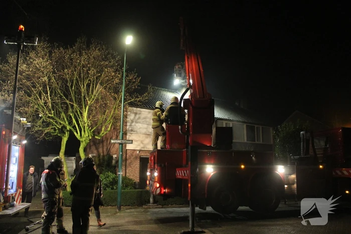 Brandweer veegt schoorsteen na brand