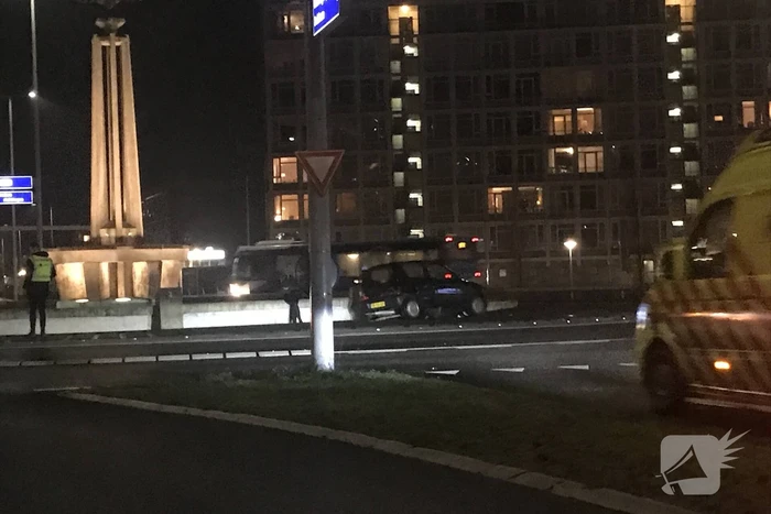 Schade na eenzijdige aanrijding op rotonde