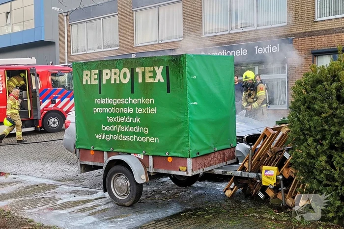 Medewerkers blussen beginnende autobrand