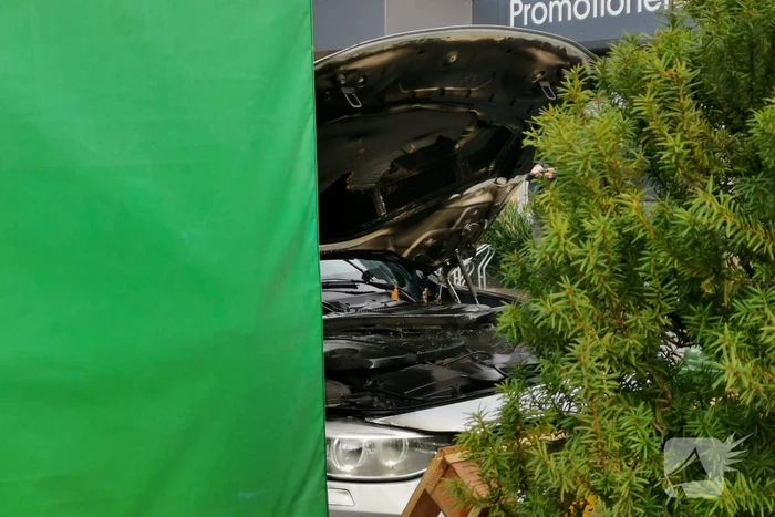 Medewerkers blussen beginnende autobrand