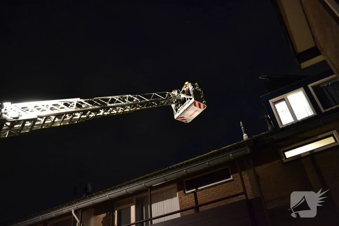 Brandweer veegt schoorsteen na brand