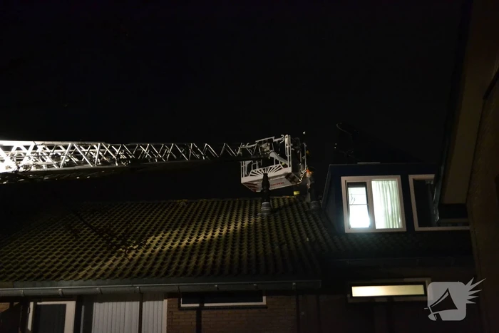 Brandweer veegt schoorsteen na brand
