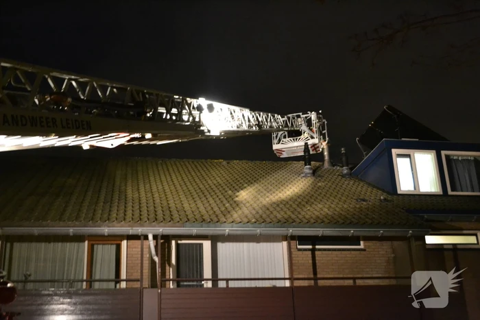 Brandweer veegt schoorsteen na brand