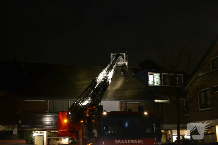 Brandweer veegt schoorsteen na brand