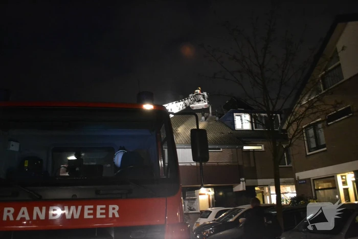 Brandweer veegt schoorsteen na brand
