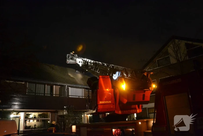 Brandweer veegt schoorsteen na brand