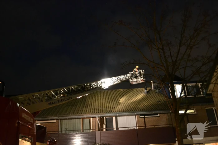 Brandweer veegt schoorsteen na brand