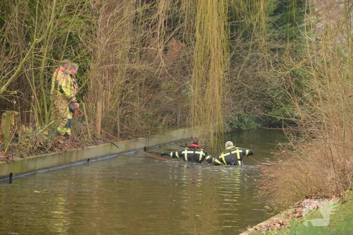 Brandweerduikers zoeken naar mogelijk persoon te water