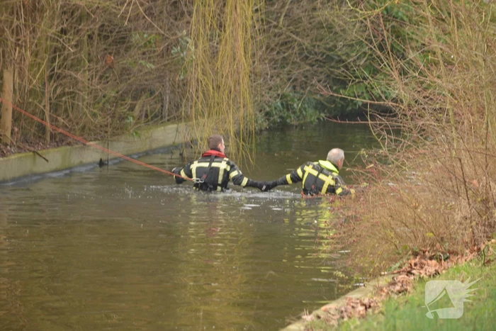Brandweerduikers zoeken naar mogelijk persoon te water