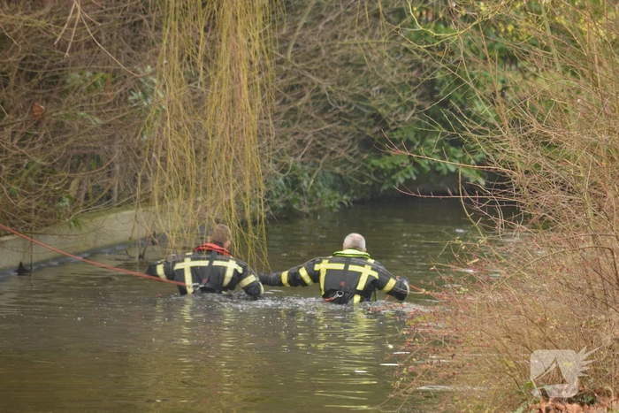 Brandweerduikers zoeken naar mogelijk persoon te water