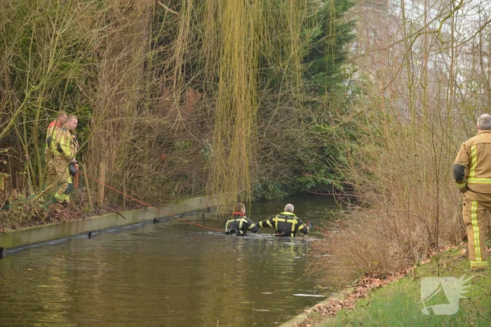 Brandweerduikers zoeken naar mogelijk persoon te water
