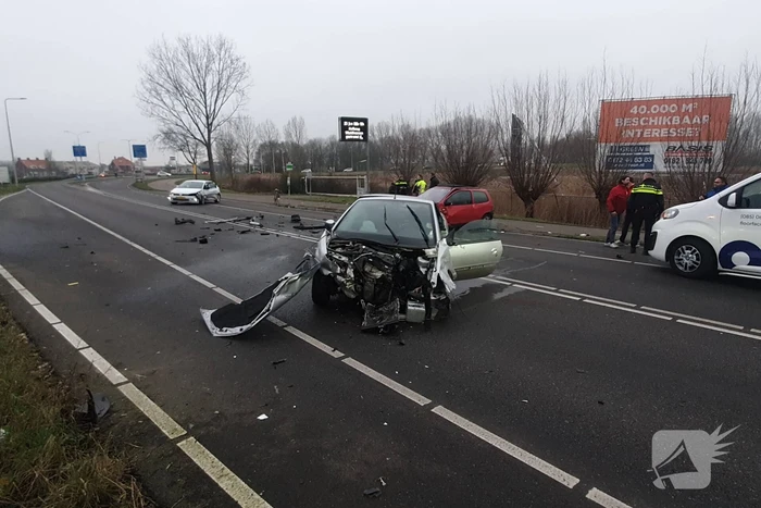 Forse schade na aanrijding tussen drie auto's