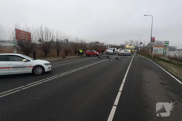 Forse schade na aanrijding tussen drie auto's