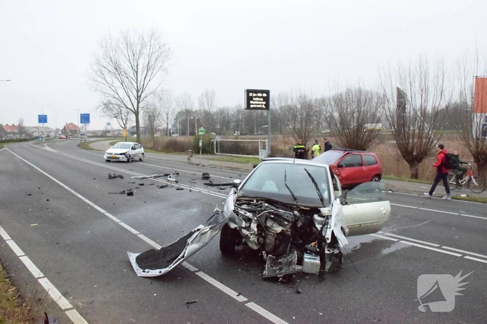 Forse schade na aanrijding tussen drie auto's