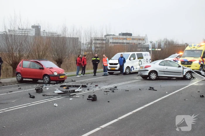Forse schade na aanrijding tussen drie auto's