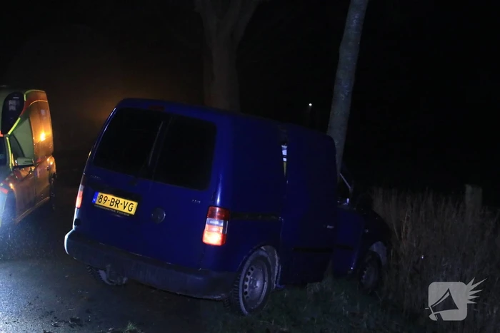 Bestelbus flink beschadigd na eenzijdige botsing tegen boom