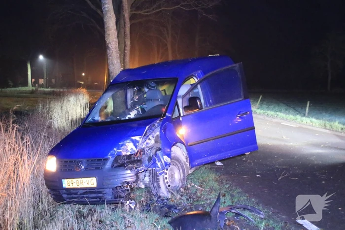 Bestelbus flink beschadigd na eenzijdige botsing tegen boom