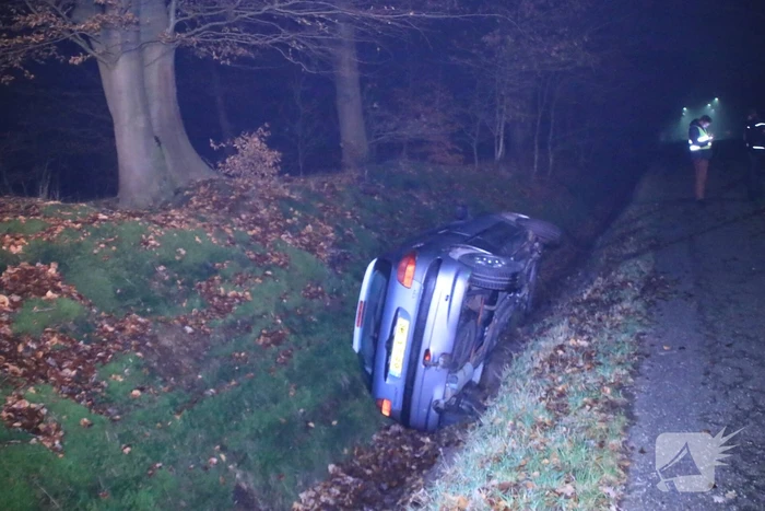Auto belandt in de sloot