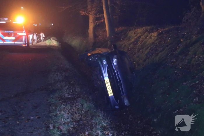 Auto belandt in de sloot
