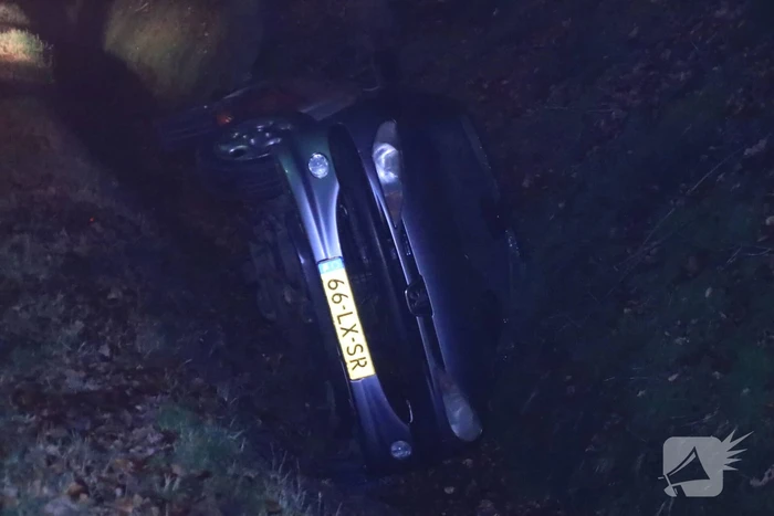 Auto belandt in de sloot