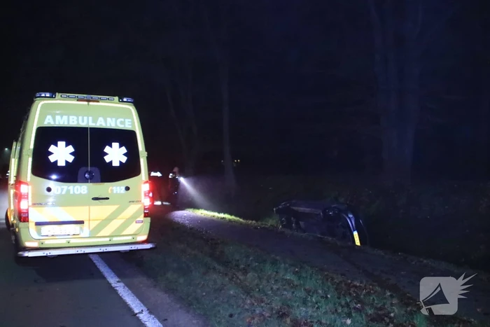 Auto belandt in de sloot