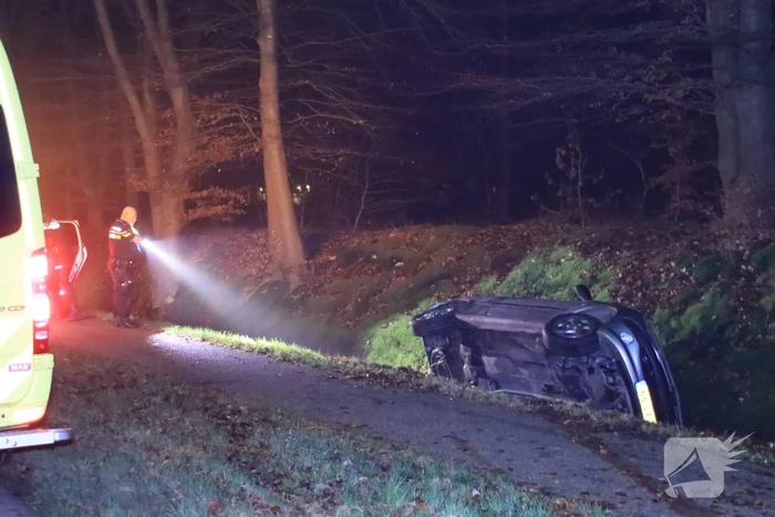 Auto belandt in de sloot