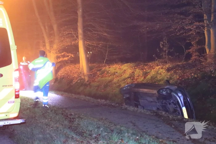 Auto belandt in de sloot